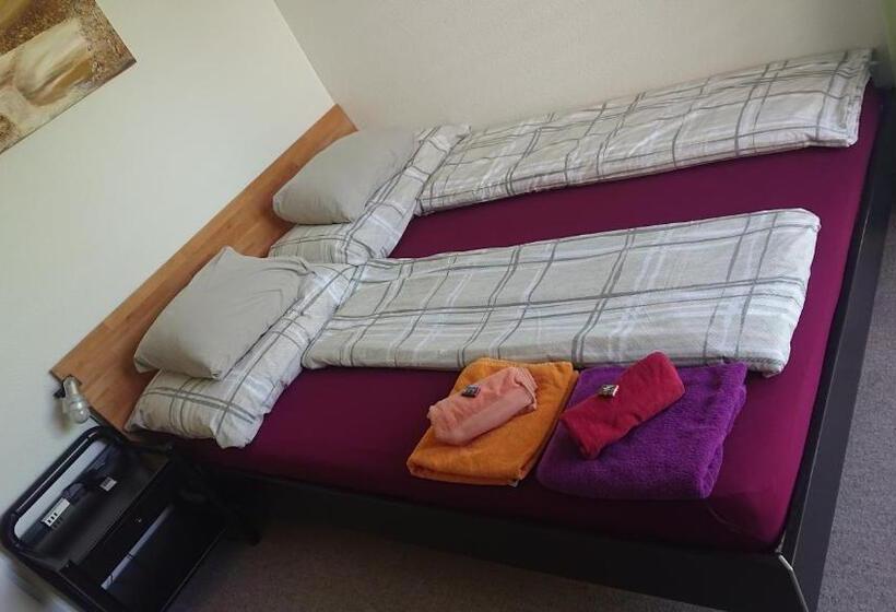 הוסטל Privatzimmer 300m Zur S Bahn Jona