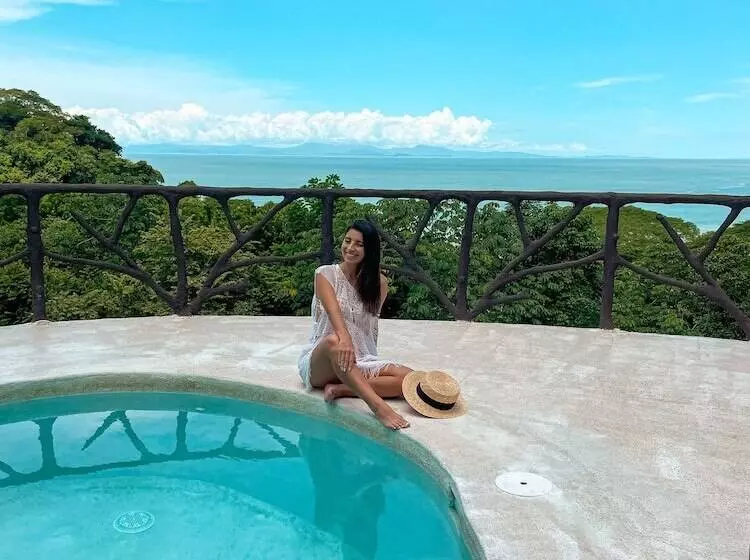 Hotelli Akua Ocean View Suites