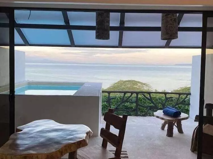 Hotelli Akua Ocean View Suites