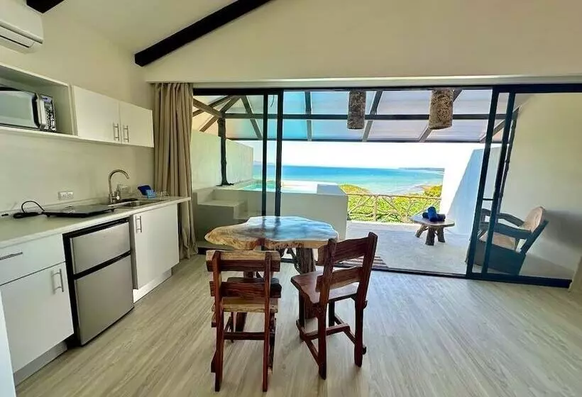 Hotelli Akua Ocean View Suites