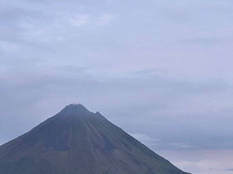 هتل Cabinas Los Tucanes