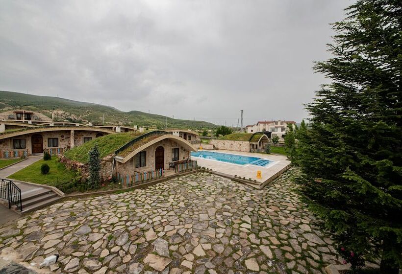 هتل Cappadocia Hobbit House