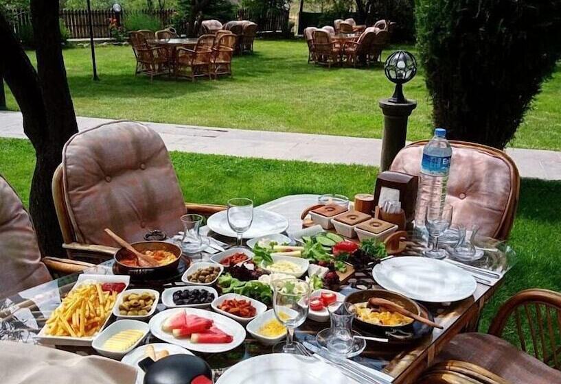 هتل Cappadocia Hobbit House