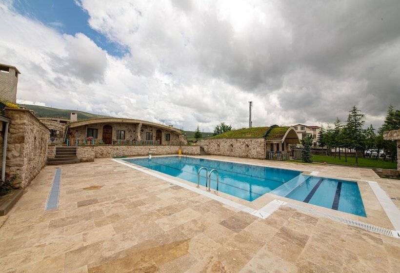 هتل Cappadocia Hobbit House