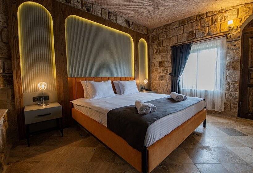 هتل Cappadocia Hobbit House