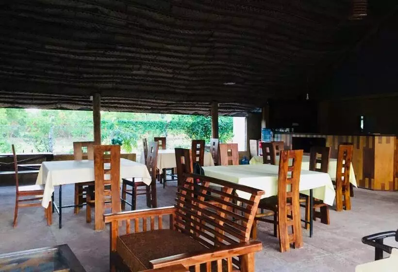 Hotelli Crown Holiday Village Near Marawila