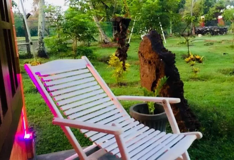 Hotelli Crown Holiday Village Near Marawila