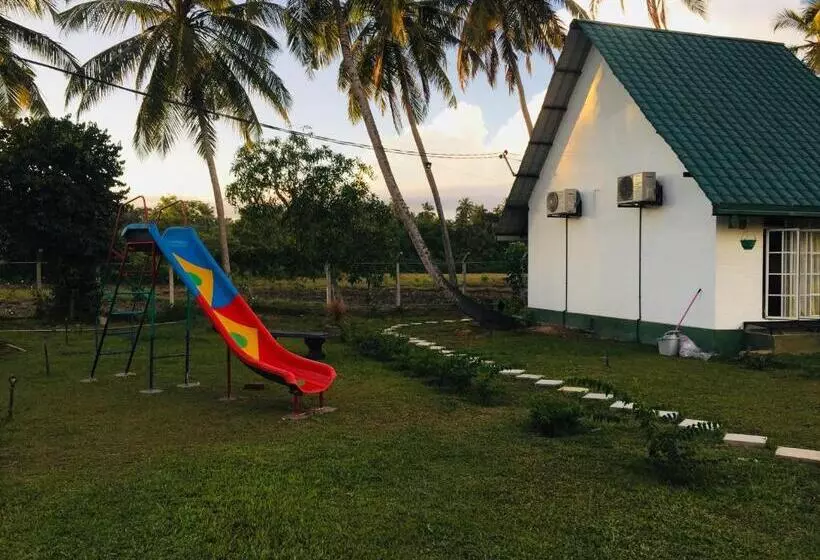 Hotelli Crown Holiday Village Near Marawila