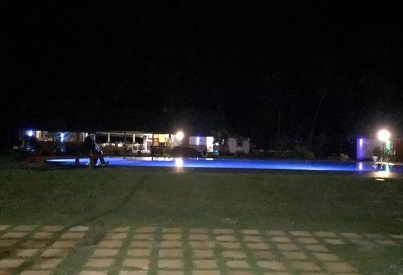 Hotelli Crown Holiday Village Near Marawila