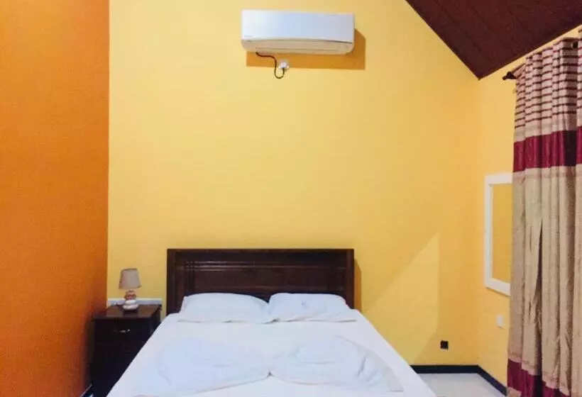 Hotelli Crown Holiday Village Near Marawila