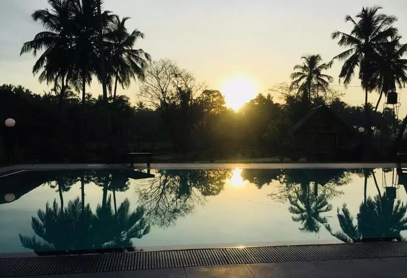 Hotelli Crown Holiday Village Near Marawila