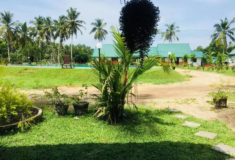 Hotelli Crown Holiday Village Near Marawila