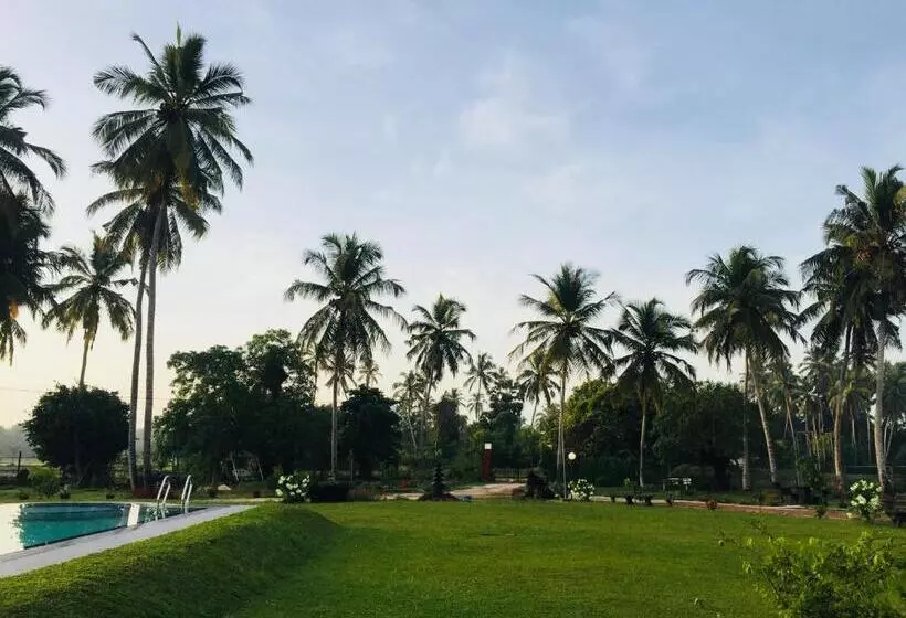 Hotelli Crown Holiday Village Near Marawila