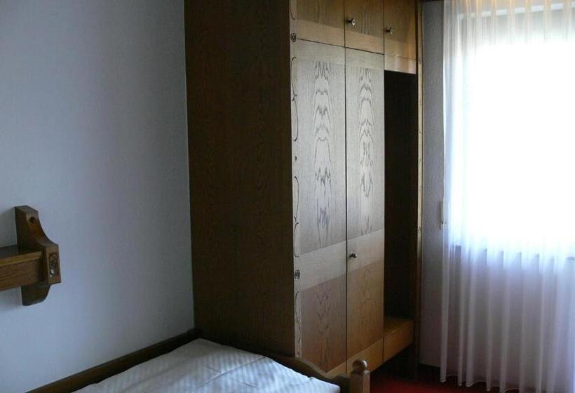 בית מלון כפרי Zur Germania