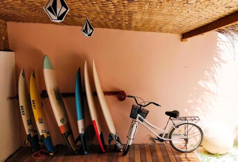 پانسیون Akiri Surf Retreat