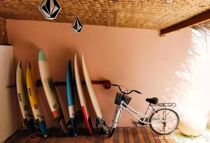 پانسیون Akiri Surf Retreat