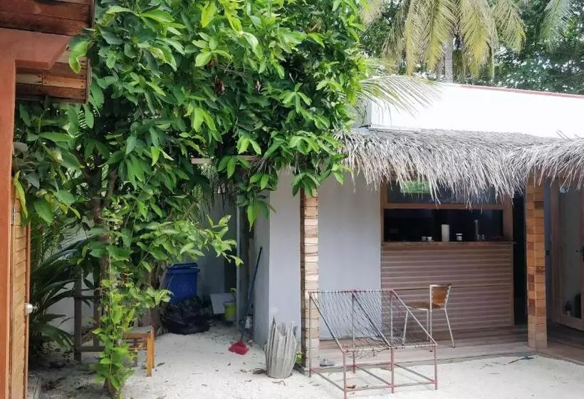 پانسیون Akiri Surf Retreat