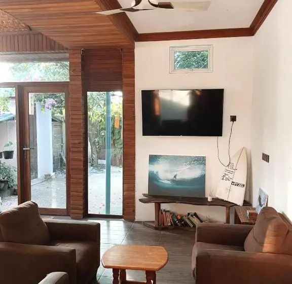 پانسیون Akiri Surf Retreat