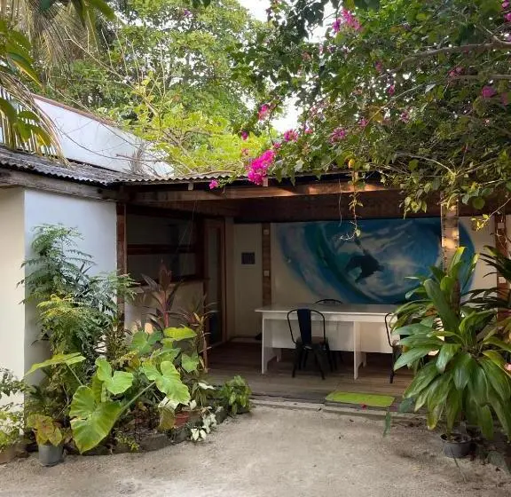 پانسیون Akiri Surf Retreat