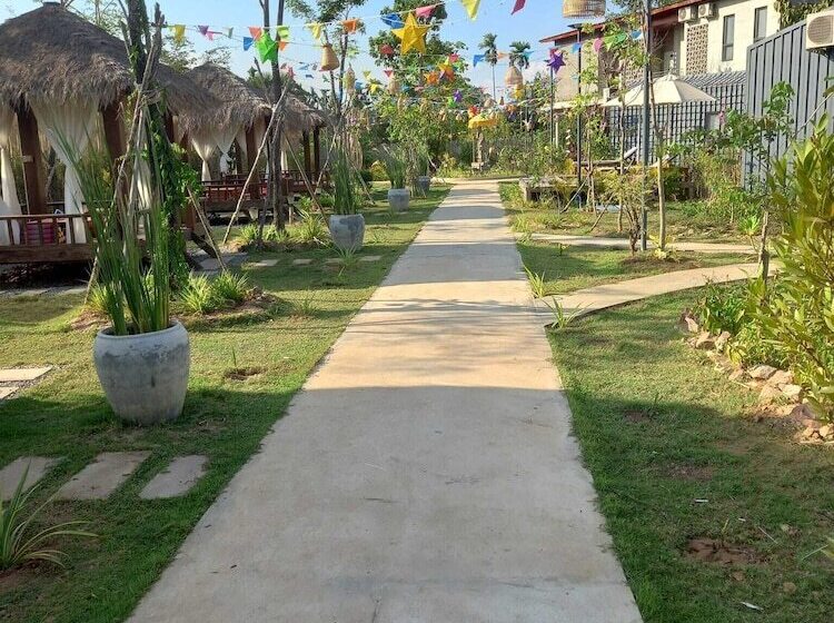 منتجع Kampot Tropical Village