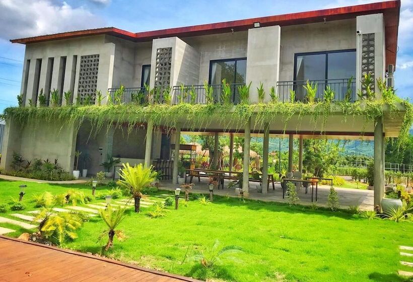 منتجع Kampot Tropical Village