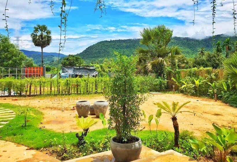 منتجع Kampot Tropical Village