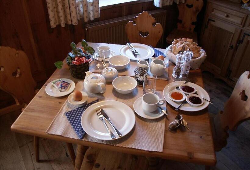 مبيت وإفطار Chalet Da Mont Resciesa