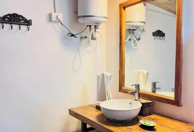 Hotelli Dunagiri Retreat