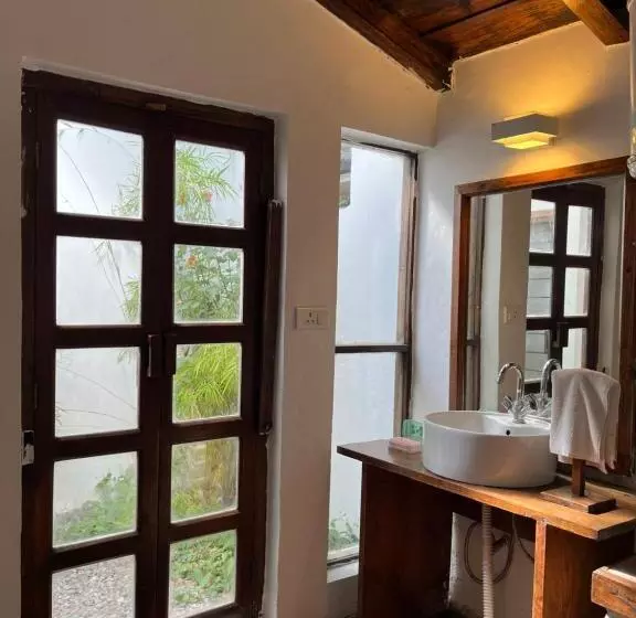 Hotelli Dunagiri Retreat