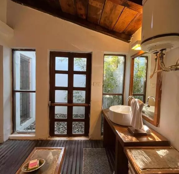 Hotelli Dunagiri Retreat
