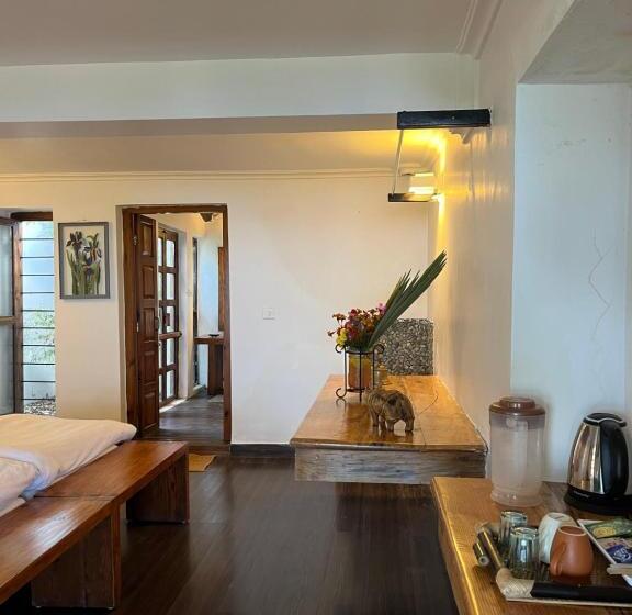 Hotel Dunagiri Retreat