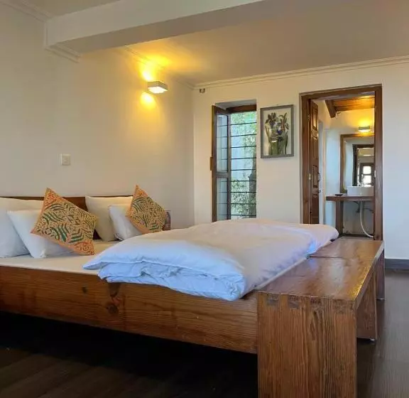 Hotelli Dunagiri Retreat
