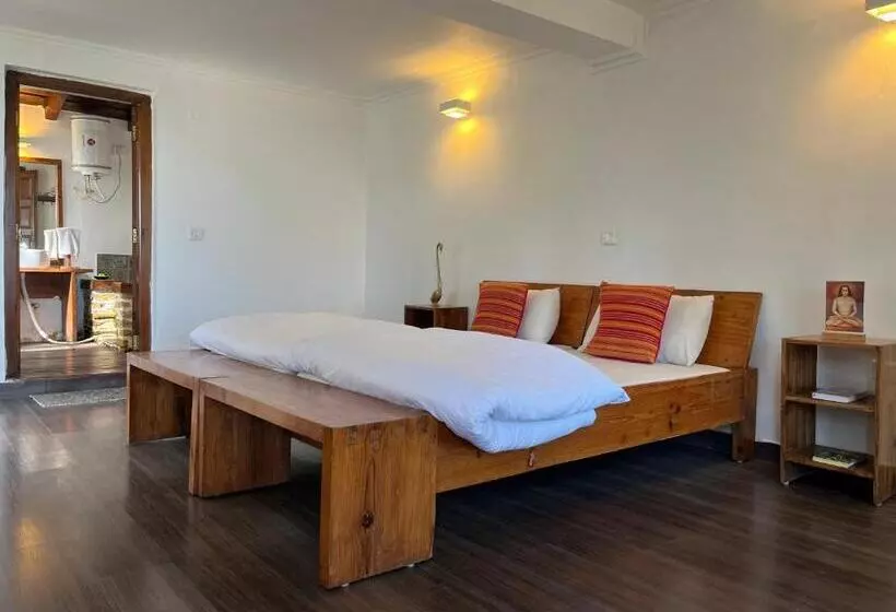 Hotelli Dunagiri Retreat