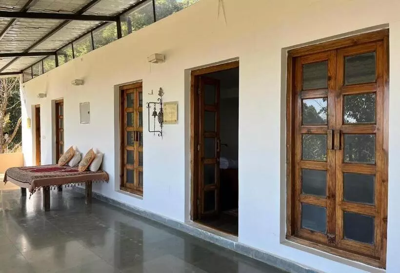 Hotelli Dunagiri Retreat