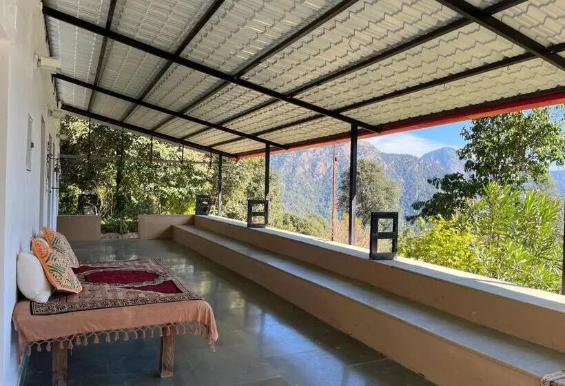 Hotelli Dunagiri Retreat