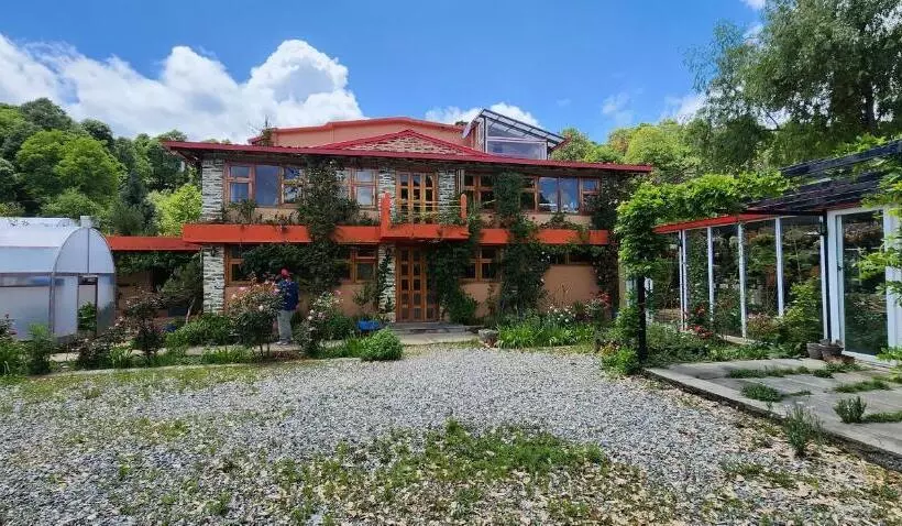 Hotelli Dunagiri Retreat