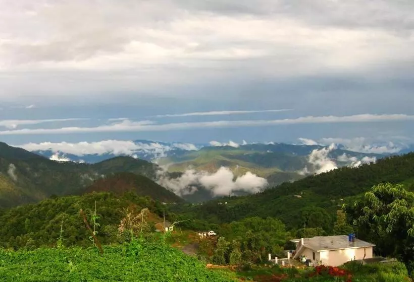 Hotelli Dunagiri Retreat