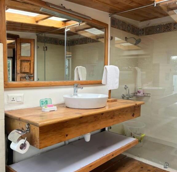 Hotel Dunagiri Retreat