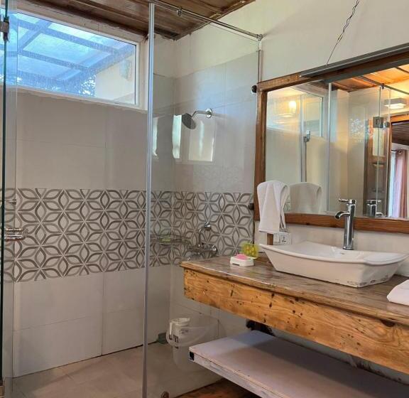 Hotel Dunagiri Retreat