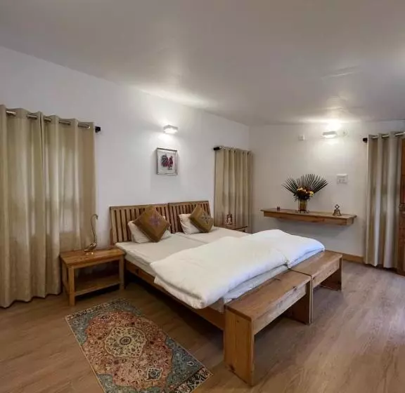 Hotelli Dunagiri Retreat