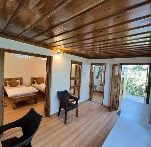 Hotelli Dunagiri Retreat