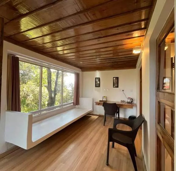 Hotelli Dunagiri Retreat