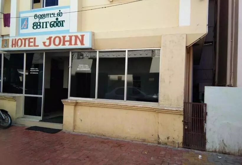 ホテル John