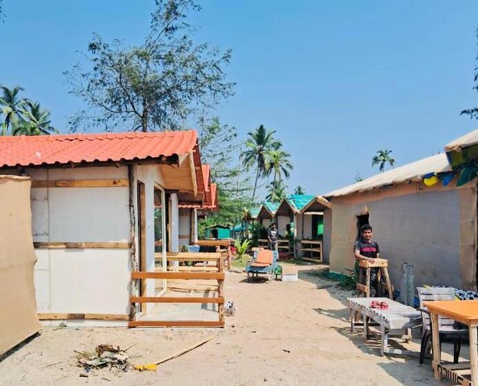 בית מלון כפרי Om Beach Cottages