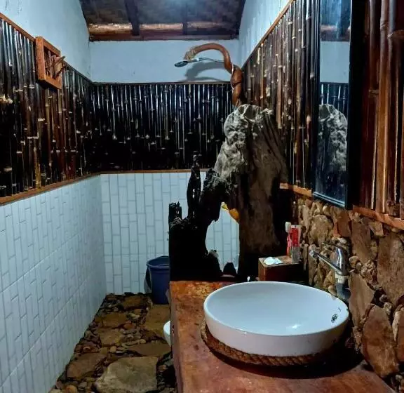 Majatalo Tropical Jungle Lodge & Jungle Trekking