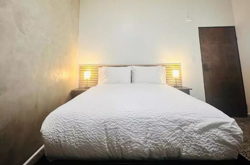 هتل The Looking Glass