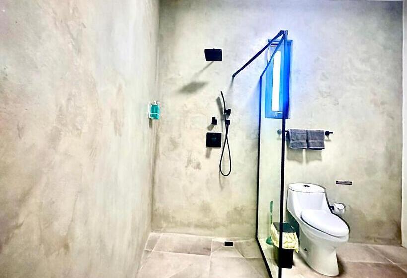 هتل The Looking Glass