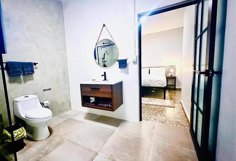 هتل The Looking Glass