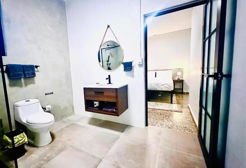 هتل The Looking Glass