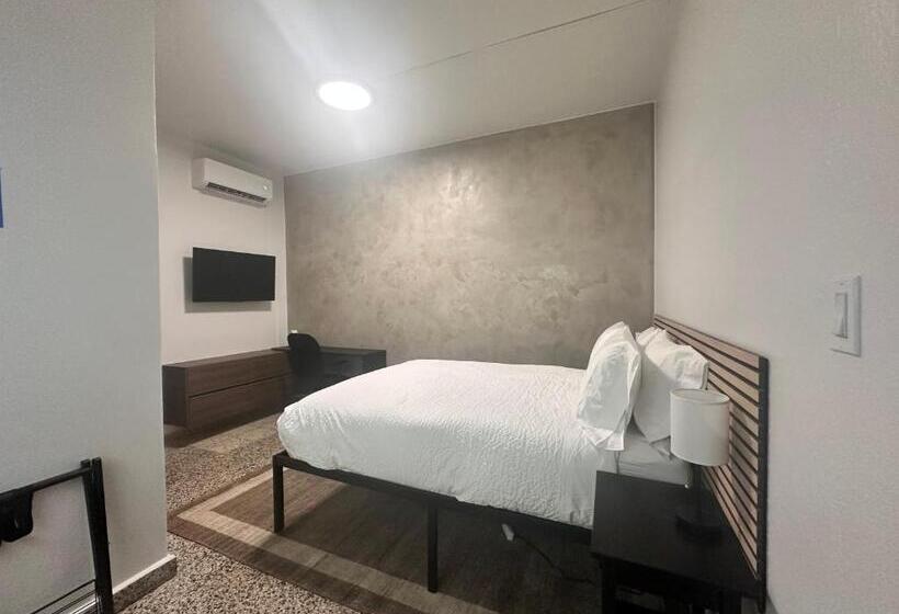 هتل The Looking Glass